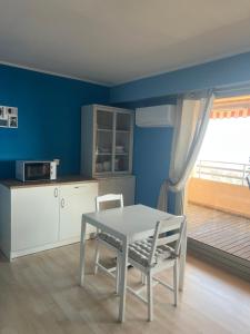Studio vue mer proche monaco的厨房或小厨房