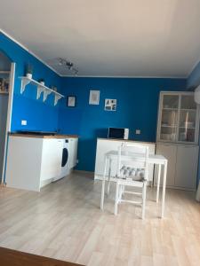 Studio vue mer proche monaco的厨房或小厨房