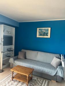 博索莱伊Studio vue mer proche monaco的蓝色的客厅配有沙发和桌子