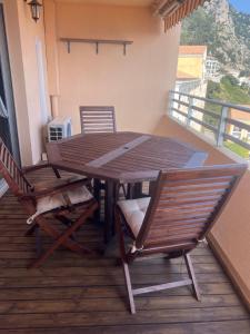 Studio vue mer proche monaco的阳台或露台