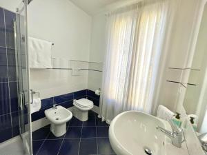 Et badeværelse på D1MORA Riva Serena - on the Gardone lake promenade + 17 billeder