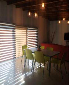 a dining room with a table and chairs at Casa de mar in Miramar