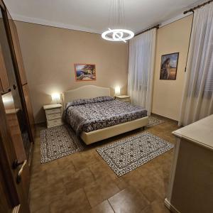una camera con un letto e due tappeti di Casa Luciana - Comfort a Lucca con Parcheggio a Lucca