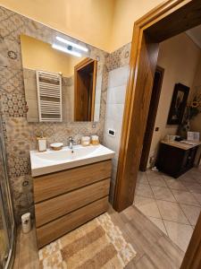 un bagno con lavandino e specchio di Casa Luciana - Comfort a Lucca con Parcheggio a Lucca