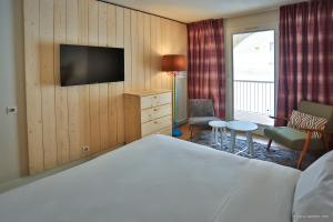Postel nebo postele na pokoji v ubytování Hôtel Le Refuge des Sources