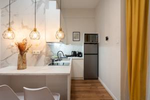 een keuken met een spoelbak en een aanrechtblad bij "The Loft" in Athens Heart 1 in Athene