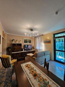 un soggiorno con un divano e un tavolo di Casa Luciana - Comfort a Lucca con Parcheggio a Lucca
