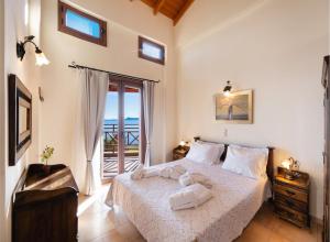 een slaapkamer met een bed met handdoeken erop bij Yasemi by Vintage Travel in Sivota +16 foto's