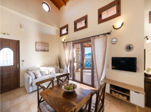 een woonkamer met een tafel en een bank bij Yasemi by Vintage Travel in Sivota