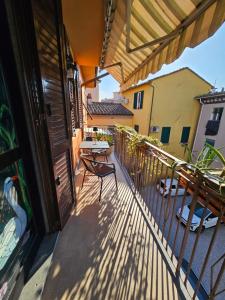 un balcone con tavolo e sedie su un edificio di Casa Luciana - Comfort a Lucca con Parcheggio a Lucca Altre 37 foto
