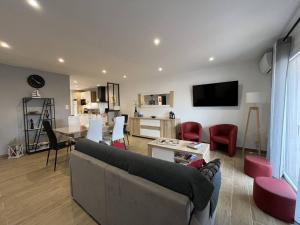 TV a/nebo společenská místnost v ubytování Villa de charme plain pied 3 chambres décorée avec goût bel extérieur