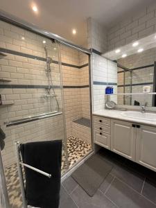 Koupelna v ubytování Villa de charme plain pied 3 chambres décorée avec goût bel extérieur