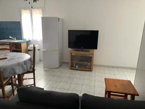TV a/nebo společenská místnost v ubytování Appartement avec piscine partagée à Roquefort-la-Bédoule - 50m²