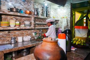 a chef standing in a kitchen preparing food at Posada Kauai Experiencia de descanso y conexión en la selva in Mocoa