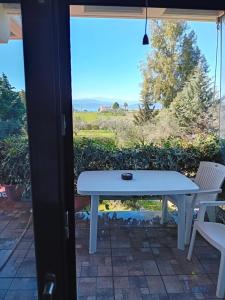 un tavolo sul patio con vista sull'oceano di Cactus luxury apartment Oreoi a Oreoi