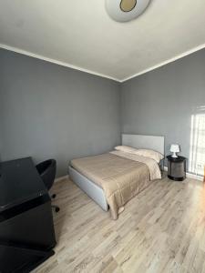 een slaapkamer met een bed en een piano erin bij Favoloso trilocale in Monza