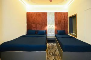 Postel nebo postele na pokoji v ubytování Benaras Bliss