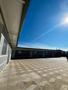 a view from the roof of a building with a blue sky at Loft Oriente - 800m do Parque das Águas in São Lourenço