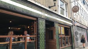 un homme assis à une table à l'extérieur d'un restaurant dans l'établissement City SuperHost - Stunning City Centre Penthouse Over Two Floors, à Manchester 12 autres photos
