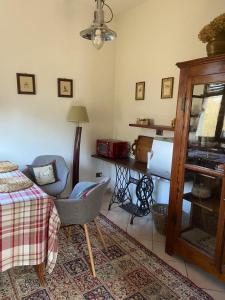 a living room with a bed and a table and a desk at Los Perros Hermanos in Travedona +10 photos