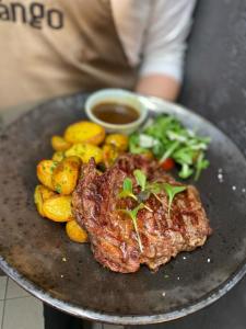 Makanan di atau di tempat lain dekat hotel