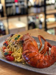 Makanan di atau di tempat lain dekat hotel