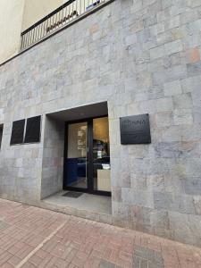 a building with a sign on the side of it at Acogedor Departamento en Cusco, Ideal para Familias y Amigos, Equipado y Céntrico in Cusco