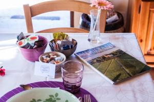 una mesa con un libro y algunos aperitivos. en Bed and Breakfast Val d'Oche, en Castel Boglione