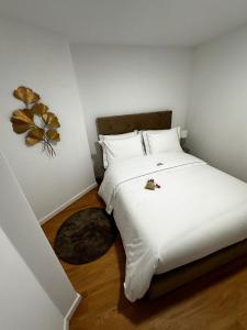 una camera con letto bianco e area a parete di Amadora Flat 1 ad Amadora Altre 9 foto