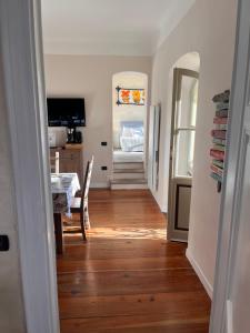 einen Flur mit einem Esszimmer und einer Küche mit einem Tisch in der Unterkunft VSC Apartment - Appartamento in villa storica vista lago e piscina in Lesa