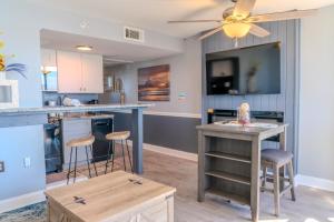 Ocean View Double Suite! Sleeps 4 Meridian Plaza 705的厨房或小厨房