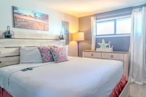 Ocean View Double Suite! Sleeps 4 Meridian Plaza 705客房内的一张或多张床位