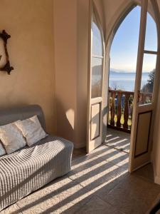 ein Schlafzimmer mit einem Bett und einer offenen Tür in der Unterkunft VSC Apartment - Appartamento in villa storica vista lago e piscina in Lesa