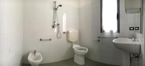 A bathroom at Appartamenti Villaggio Internazionale