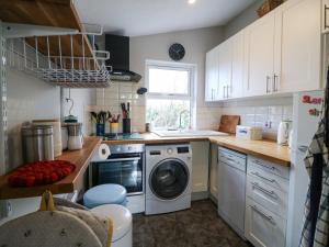 Una cocina o kitchenette en The Sleepy Shell