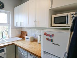 Una cocina o kitchenette en The Sleepy Shell