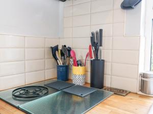 Una cocina o kitchenette en The Sleepy Shell