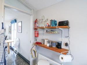 Una cocina o kitchenette en The Sleepy Shell
