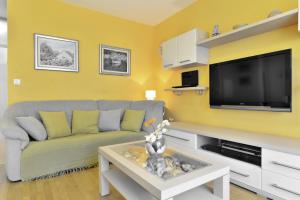 Televízia a/alebo spoločenská miestnosť v ubytovaní Cozy beach apartment Split