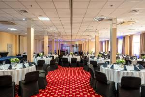 a banquet hall with white tables and chairs at Hotel 500 in Tarnowo Podgórne