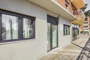 eine Reihe von Fenstern an der Seite eines Gebäudes in der Unterkunft Dobo Madrid Lucero in Madrid + 1 Foto