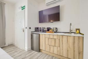 eine Küche mit Spüle und Arbeitsplatte in der Unterkunft Dobo Madrid Lucero in Madrid