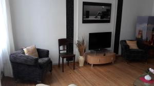 TV a/nebo společenská místnost v ubytování Große Ferienwohnung 85qm