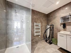 a bathroom with a shower and a sink and a glass shower at Appartement moderne & cosy Idéal 2pers Aulnat2 in Aulnat