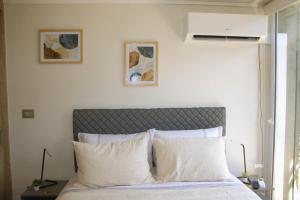 Una cama o camas en una habitación de HOM I Dpto Estudio lAire A Metro Parque Bustamante
