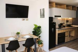 Una cocina o kitchenette en HOM I Dpto Estudio lAire A Metro Parque Bustamante