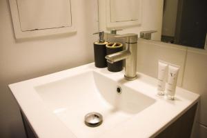 Un baño de HOM I Dpto Estudio lAire A Metro Parque Bustamante