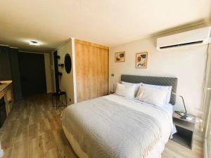 Una cama o camas en una habitación de HOM I Dpto Estudio lAire A Metro Parque Bustamante