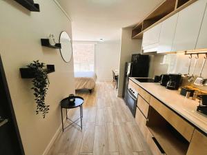 Una cocina o kitchenette en HOM I Dpto Estudio lAire A Metro Parque Bustamante