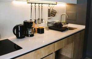 Una cocina o kitchenette en HOM I Dpto Estudio lAire A Metro Parque Bustamante